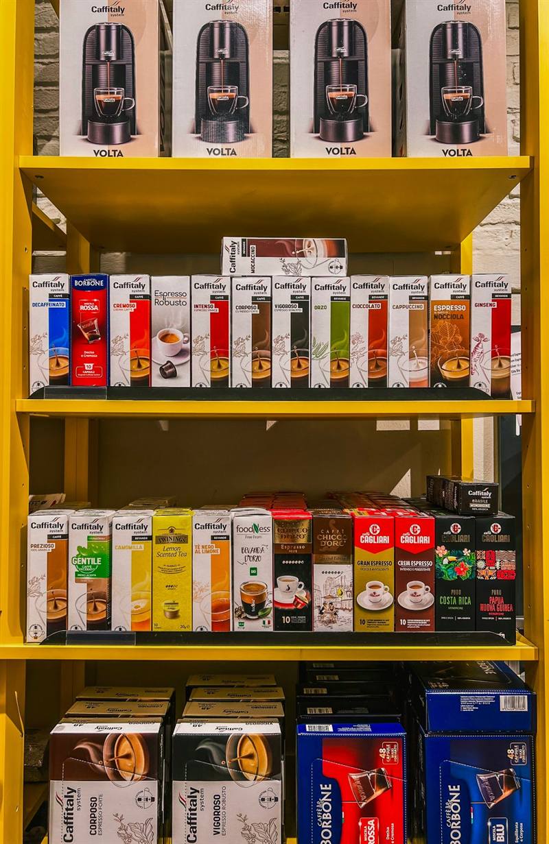 Capsule di caffè e bevande di diverse marche sullo scaffale